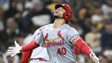 Willson Contreras, pelotero venezolano de los Cardenales de San Luis, festeja su jonrón de dos carreras ante los Padres de San Diego, el martes 2 de abril de 2024 (AP Foto/Denis Poroy)
