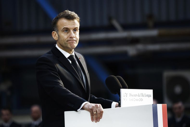 El presidente francés Emmanuel Macron pronuncia un discurso junto al submarino Le Temeraire, en la base naval de submarinos nucleares de Ile Longue, en Crozon, Francia, el lunes 2 de marzo de 2026. (Yoan Valat/Pool Photo via AP)