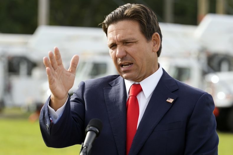 El gobernador de Florida Ron DeSantis durante una conferencia de prensa, el miércoles 25 de septiembre de 2024, en las oficinas de Tampa Electric Company, en Tampa, Florida. (AP Foto/Chris OMeara, Archivo)