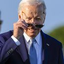 El presidente estadounidense Joe Biden se pone las gafas de sol durante un evento de la cumbre del G7 en Borgo Egnazia, Italia, el jueves 13 de junio de 2024. (AP Foto/Luca Bruno)