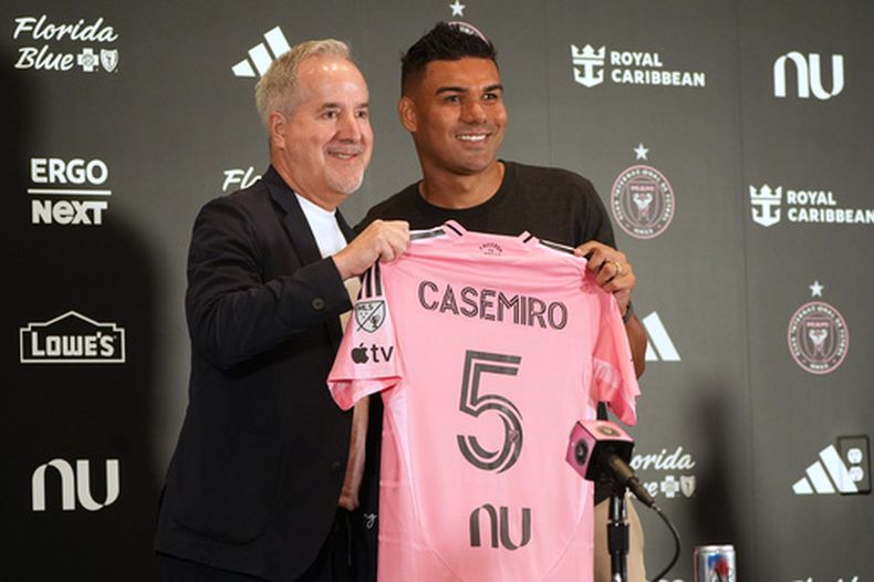 Jorge Mas,copropietario del Inter Miami, presenta al brasileño Casemiro como nuevo integrante del equipo el jueves 30 de julio de 2026 (AP Foto/Marta Lavandier)