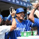 El bateador designado de los Reales de Kansas City Salvador Perez felicitado por sus compañeros tras conectar un jonrón en la séptima entrada ante los Tigres de Detroit el sábado 25 de julio del 2026. (AP Foto/Jose Juarez)