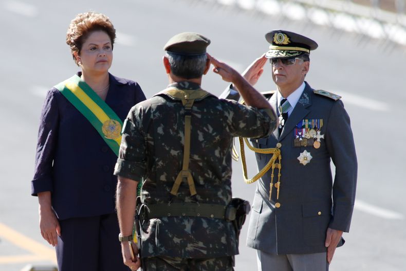 La presidenta brasile&ntilde;a Dilma Rousseff recibe el saludo militar durante el acto del D&iacute;a de la Independencia en Brasilia, 7 de septiembre de 2014. Las denuncias de corrupci&oacute;n de un ex ejecutivo de la petrolera paraestatal Petrobras agi