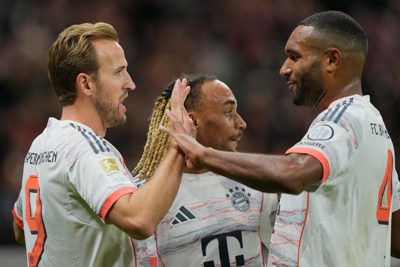 Harry Kane del Bayern Munich celebra con su compañero Jonathan Tah tras anotar el segundo gol de su equipo ante el Eintracht Frankfurt en la Bundesliga el sábado 4 de octubre del 2025. (AP Foto/Michael Probst)
