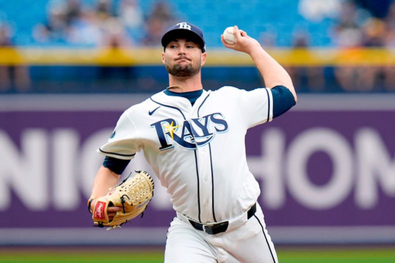 Shane McClanahan, lanzador de ls Rays de Tampa Bay, trabaja durante la primera entrada del juego de béisbol de Grandes Ligas frente a los Azulejos de Toronto, el miércoles 6 de mayo de 2026, en San Petersburgo, Florida. (AP Foto/Chris OMeara)