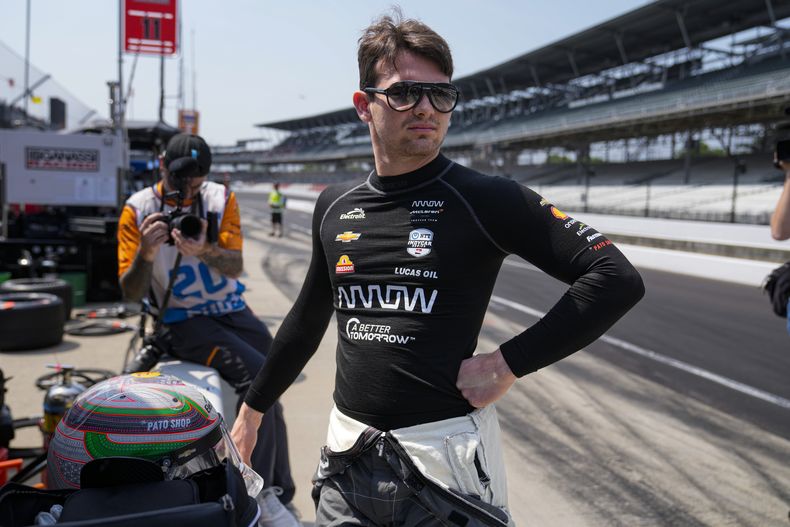 El piloto mexicano Pato OWard en la zona de pits durante una práctica con miras a las 500 Millas de Indiánpolis, el viernes 19 de mayo de 2023. (AP Foto/Michael Conroy)