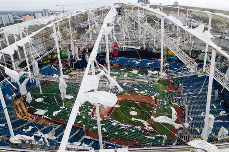 ARCHIVO - Foto del 10 de octubre del 2024, muestra los daños al techo del Tropicana Field tras el paso del huracán Milton. (AP Foto/Julio Cortez, Archivo)
