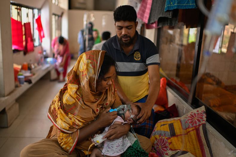 Una madre administra un tratamiento con nebulizador a su hijo que padece sarampión en el Hospital de Enfermedades Infecciosas, el lunes 6 de abril de 2026, en Daca, Bangladesh, en medio de un brote que azota al país. (AP Foto/Mahmud Hossain Opu)