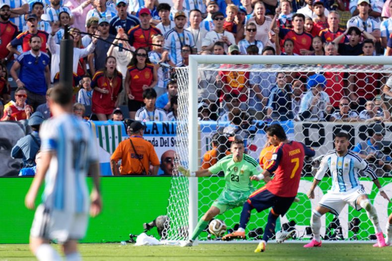 Ferrán Torres, de España, anota ante Argentina en la final de la Copa del Mundo, el domingo 19 de julio de 2026 en East Rutherford, Nueva Jersey (AP Foto/Ashley Landis)