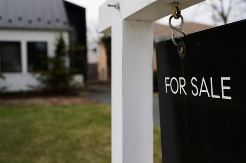 ARCHIVO – Un anuncio de venta de vivienda frente a una casa en Evanston, Illinois, el 25 de marzo de 2026. (AP Foto/Nam Y. Huh, Archivo)