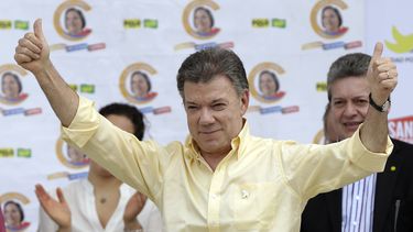 americateve | El presidente Juan Manuel Santos saluda durante un acto de campa&ntilde;a en Bogot&aacute;, Colombia, el jueves 5 de junio de 2014. (AP foto/Fernando Vergara)