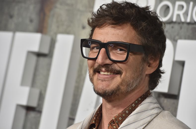 ARCHIVO - Pedro Pascal arriba a la alfombra roja para la serie The Last Of Us, 28 de abril de 2023 en Los Ángeles. Pascal está en la lista de Grandes Inmigrantes de la Corporación Carnegie, anunciada el miércoles 28 de junio de 2023 en Nueva York. (Foto de Jordan Strauss/Invision/AP, File)