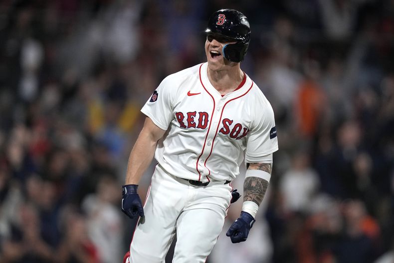 Tyler ONeill, de los Medias Rojas de Boston, celebra después de su jonrón de tres carreras que le dio la victoria al final de la décima entrada de un partido de béisbol contra los Orioles de Baltimore en Fenway Park, el miércoles 11 de septiembre de 2024, en Boston. (Foto AP/Charles Krupa)
