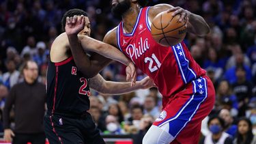 Embiid guía a los 76ers a triunfo 112-97 sobre Raptors