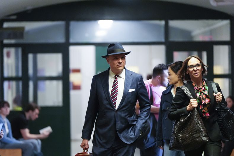 El abogado Arthur Aidala, abogado principal de Harvey Weinstein, en el centro, llega al tribunal penal de Manhattan para el nuevo juicio de Weinstein, el miércoles 23 de abril de 2025, en Nueva York. (Foto AP/Julia Demaree Nikhinson)