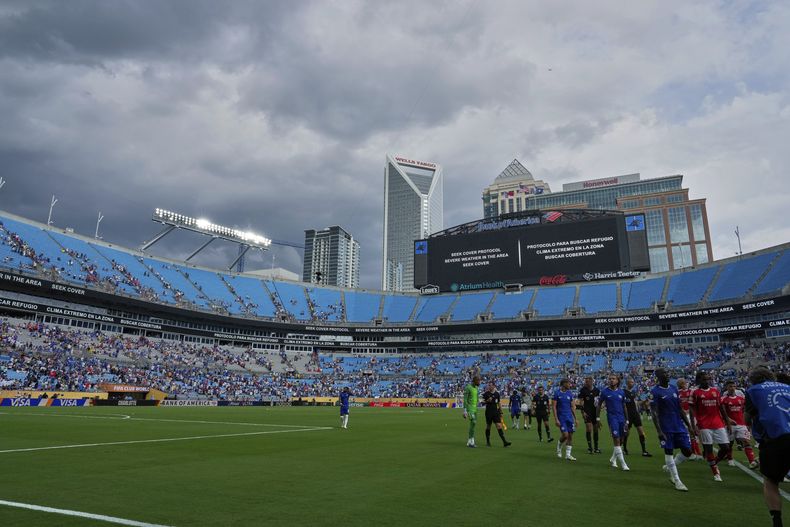 Los jugadores de Chelsea y Benfica se retiran del campo tras una suspensión por amenaza de tormenta eléctrica en los octavos de final del Mundial de Clubes, el sábado 28 de junio de 2025, en Charlotte. (AP Foto/Chris Carlson)