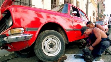 americateve | ¿Faltan uniformes escolares o piezas de autos soviéticos en Cuba? En Miami pueden encontrarse uniformes venidos de China y piezas venidas de Rusia que rompen el bloqueo del régimen castrista contra el pueblo cubano.