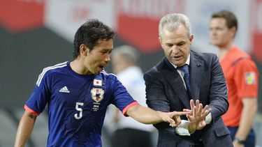 americateve | El t&eacute;cnico de Jap&oacute;n, Javier Aguirre, derecha, habla con el jugador Yuto Nagatomo en un partido amistoso contra Uruguay el viernes, 5 de septiembre de 2014, en Sapporo, Jap&oacute;n. (AP Photo/Kyodo News) JAPAN OUT