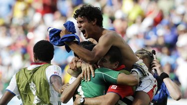 americateve | Los jugadores de Costa Rica festejan con el arquero Keylor Navas, centro de verde, tras vencer 1-0 a Italia y avanzar a los octavos de final del Mundial el viernes, 20 de junio de 2014, en Recife, Brasil.  (AP Photo/Ricardo Mazalan)