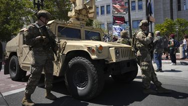 Soldados de la Guardia Nacional de California vigilan una calle cerca de manifestantes y simpatizantes de Trump en Santa Ana, California, el martes 10 de junio de 2025. (AP Foto Jae C. Hong)