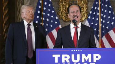 El presidente electo, Donald Trump, escucha a Hussain Sajwani, CEO de DAMAC Properties, en una conferencia de prensa en Mar-a-Lago, el martes 7 de enero de 2025, en Palm Beach, Florida. (AP Foto/Evan Vucci)