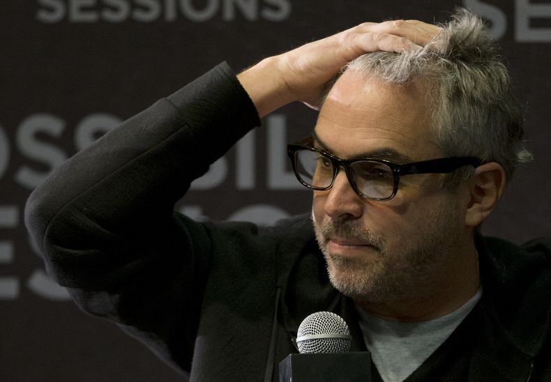 El cineasta mexicano Alfonso Cuar&oacute;n responde una pregunta durante una conferencia de prensa en la Ciudad de M&eacute;xico el mi&eacute;rcoles 30 de abril de 2014. Una semana despu&eacute;s de cuestionar al presidente mexicano Enrique Pe&ntilde;a Ni