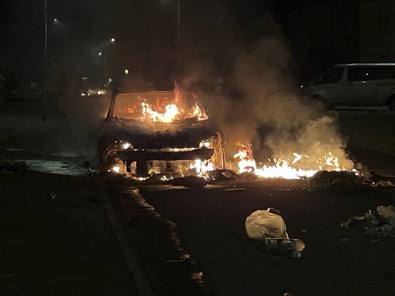 Un auto arde tras ser incendiado en la calle Highmead de Ely, en Cardiff, tras choques luego de un accidente de tráfico grave en la calle Snowden de Ely, Cardiff, el 23 de mayo de 2023. (Bronwen Weatherby/PA via AP)