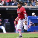 Josh Naylr de los Guardianes de Cleveland anotar una carrera ante los Angelinos de Los Ángeles, el domingo 14 d emayo de 2023. (AP Foto/David Dermer)