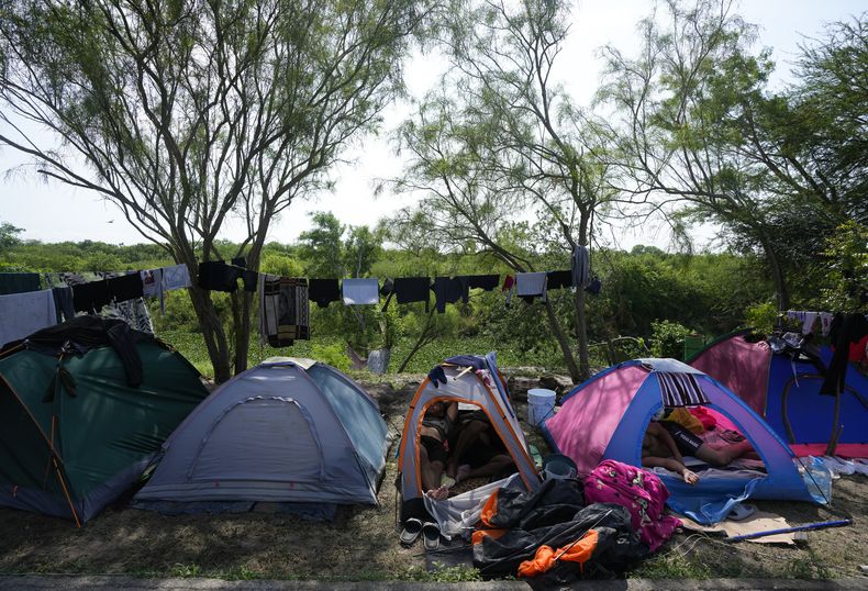 Migrantes venezolanos acampan a la orilla del río Bravo, el domingo 14 de mayo de 2023, en Matamoros, México. (AP Foto/Fernando Llano)