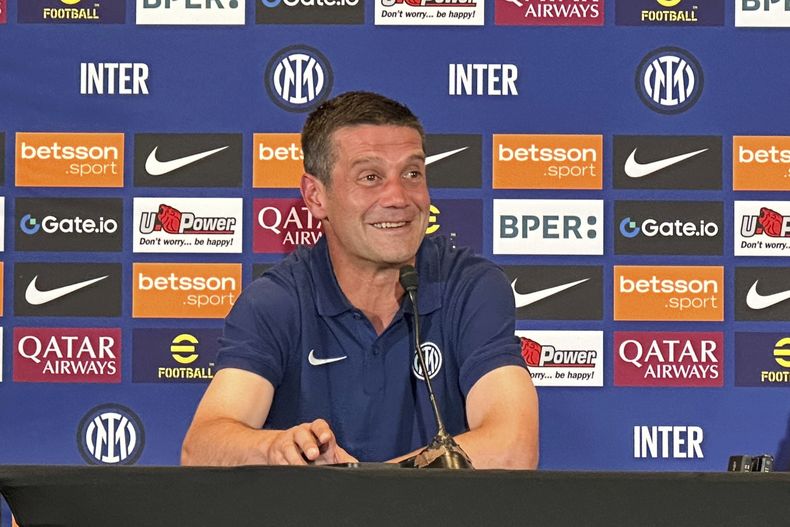 Cristian Chivu, técnico del Inter, sonríe en una conferencia de prensa, el sábado 14 de junio de 2025, en Los Ángeles (AP Foto/Greg Beacham)