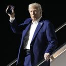El presidente Donald Trump llega en el Air Force One al Aeropuerto Internacional Harry Reid en Las Vegas, el viernes 24 de enero de 2025. (AP Foto/Mark Schiefelbein)
