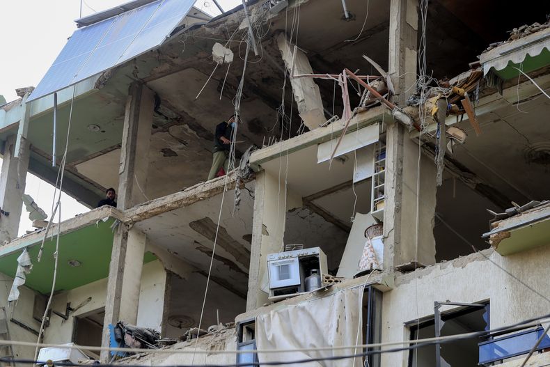Un edificio en Sidon, Líbano, tras un bombardeo israelí el 3 de noviembre del 2024. . (AP foto/Mohammed Zaatari)