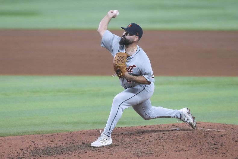 José Urquidy (65), de los Tigres de Detroit, lanza durante la sexta entrada del juego de béisbol de Grandes Ligas contra los Marlins de Miami, el domingo 14 de septiembre de 2025, en Miami. (AP Foto/Marta Lavandier)