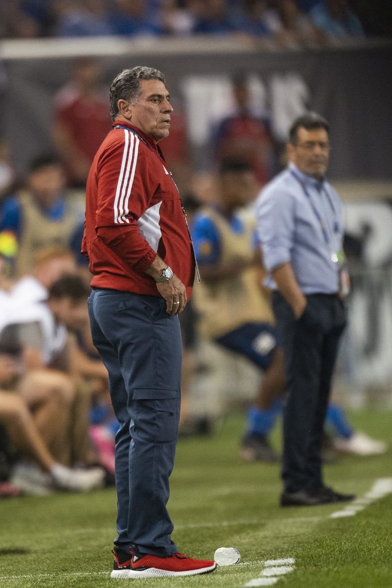 Luis Fernando Suárez, seleccionador de Costa Rica, observa el partido ante El Salvador en la Copa de Oro, el viernes 30 de junio de 2023 (AP Foto/Eduardo Muñoz Álvarez)