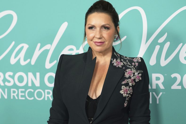 Niña Pastori llega a la ceremonia en honor a la Persona del Año de la Academia Latina de la Grabación el miércoles 13 de noviembre de 2024, en Miami Beach, Florida. (Foto AP/Lynne Sladky)