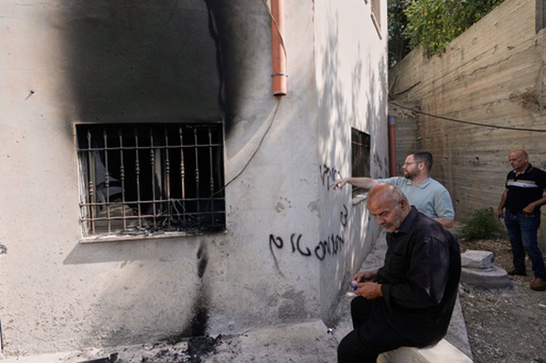 Varios palestinos revisan los daños a una mezquita que, según residentes, fue quemada durante un ataque perpetrado por colonos israelíes, en el poblado de Bazariya en Cisjordania, el martes 1 de septiembre de 2026, y en cuya pared se lee en hebreo Saludos a Huckabee de parte de los terroristas, en referencia al embajador de Estados Unidos ante Israel, Mike Huckabee. (AP Foto/Majdi Mohammed)