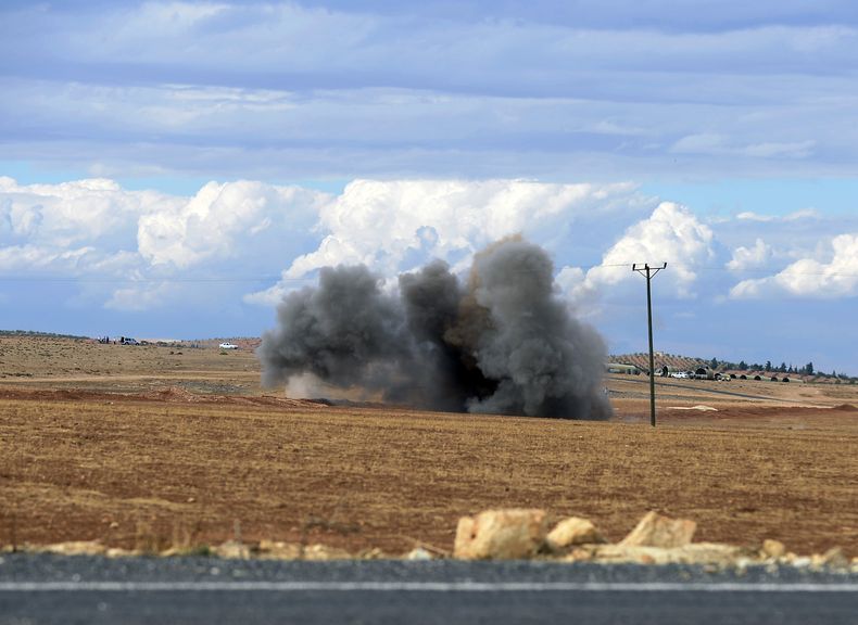 Una bomba de mortero, disparada por uno de los bandos en combate en las afueras de Kobani, Siria, explota en territorio turco en la frontera entre ambos pa&iacute;ses, cerca de Suruc (Turqu&iacute;a), el 29 de septiembre de 2014. (Foto AP)