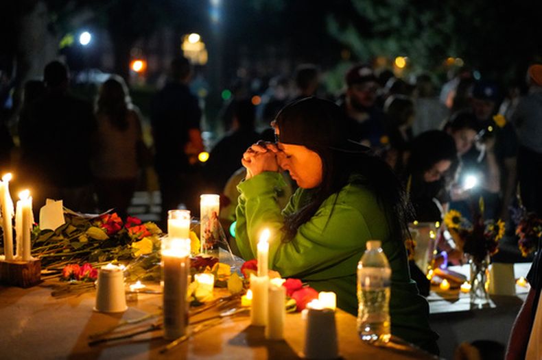 Una mujer ora durante una vigilia, el martes 4 de agosto de 2026, en Twin Falls, Idaho, en honor de las víctimas de un reciente tiroteo en un local de In-N-Out Burger. (AP Foto/Andrew Eakin)