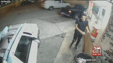 captado en camara el momento en  que un joven asalta y golpea a un hombre en hialeah