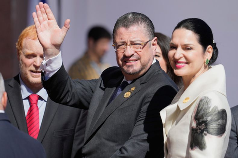 ARCHIVO - El presidente de Costa Rica, Rodrigo Chaves, acompañado por su esposa Signe Zeicate, saluda a su llegada a la ceremonia de investidura del nuevo presidente de Chile, en Valparaíso, el 11 de marzo de 2026. (Foto AP/Gustavo Garello, Archivo)