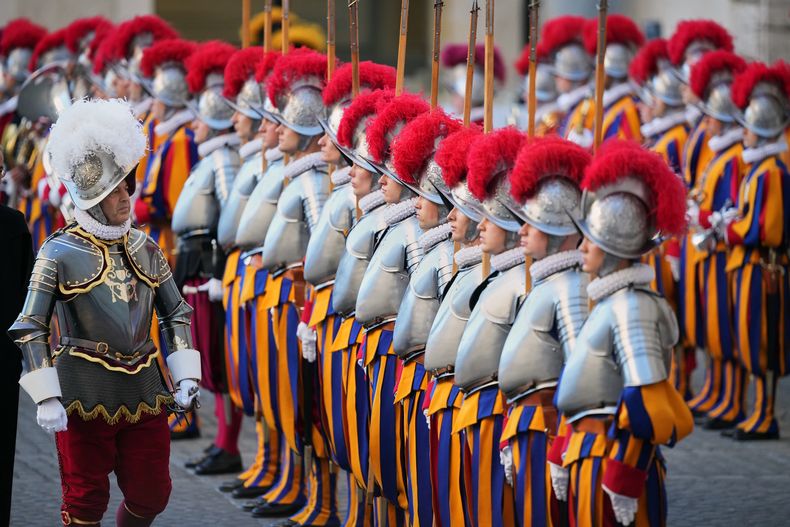 El 35to comandante de la Guardia Suiza Pontificia Christoph Graf, izquierda, pasa revista a 27 cadetes del cuerpo militar durante su ceremonia de juramento en el patio de san Dámaso en el Vaticano, el sábado 4 de octubre de 2025. (AP Foto/Andrew Medichini)