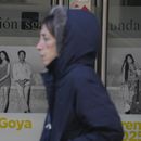 Una mujer pasa junto a carteles que anuncian a los finalistas de los premios Goya en un cine de Madrid, España, el miércoles 5 de febrero de 2025. (Foto AP/Paul White)