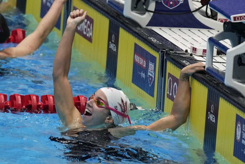 Regan Smith festeja luego de imponer el récord mundial de los 100 metros espalda, el martes 18 de junio de 2024, en el preolímpico de Estados Unidos, disputado en Indianápolis (AP Foto/Michael Conroy)