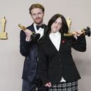 Finneas OConnell y Billie Eilish posan en la sala de prensa con su Oscar por mejor canción original por What Was I Made For? de la película Barbie en la entrega de los Premios de la Academia, el domingo 10 de marzo de 2024, en el Teatro Dolby de Los Ángeles. (Foto por Jordan Strauss/Invision/AP)