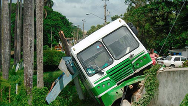accidente en occidente de cuba deja un muerto y 23 personas heridas