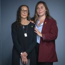 Andrea Weinstein, izquierda, de New Haven, Connecticut, cuya hermana, Judy Weinstein, de 70 años, y su cuñado Gad Haggai fueron asesinados por Hamás el 7 de octubre de 2023 y sus cuerpos fueron llevados a Gaza, posa para la cámara con su hija Lea Silvert, de Boston, tras ser entrevistadas junto con otras familias de estadounidenses retenidos en Gaza por Hamás, el miércoles 5 de junio de 2024, en Washington. (AP Foto/Jacquelyn Martin)