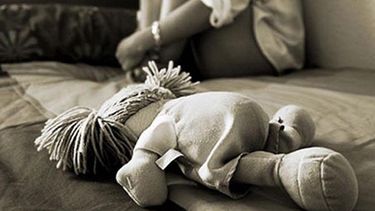 madre arrestada por abuso infantil
