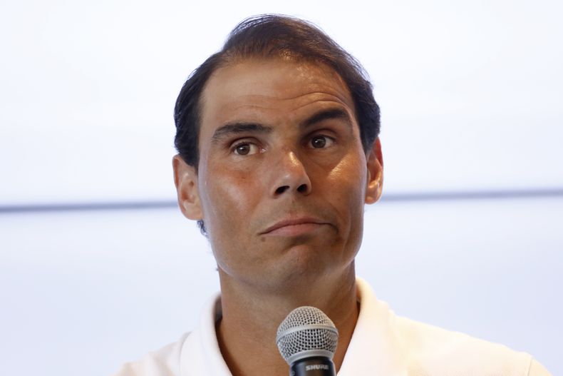 Rafael Nadal durante una rueda de prensa en su academia de tenis en Manacor, Mallorca, España, el jueves 18 de mayo de 2023. (AP Foto/Francisco Ubilla)
