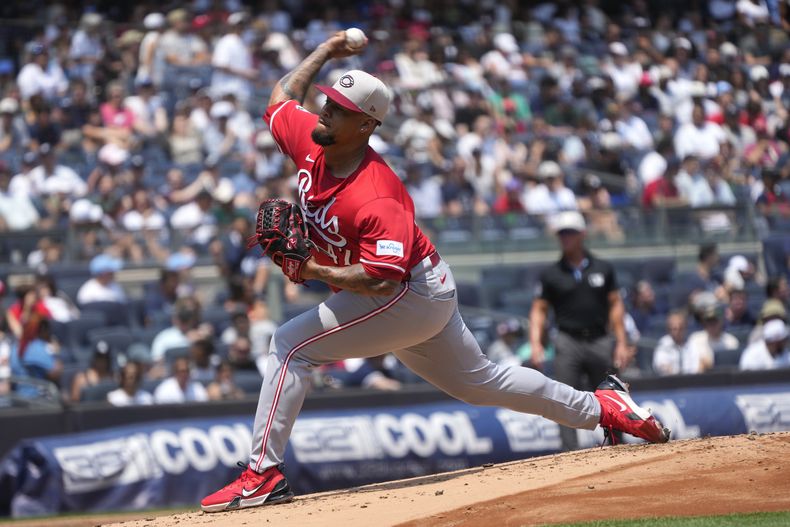 El pitcher de los Rojos de Cincinnati Frankie Montas lanza en la primera entrada ante los Yankees de Nueva York el jueves 4 de julio del 2024. (AP Foto/Pamela Smith)