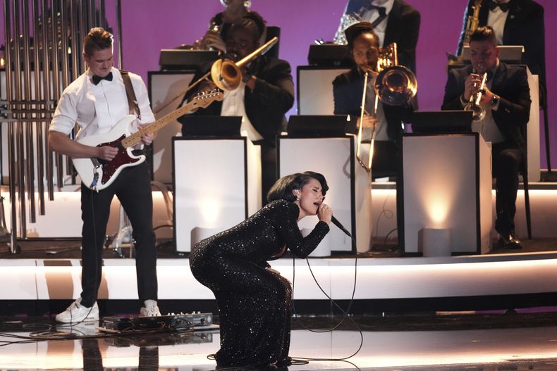 Raye interpreta Oscar Winning Tears durante la 67ª entrega anual de los premios Grammy el domingo 2 de febrero de 2025 en Los Ángeles.(Foto AP/Chris Pizzello)